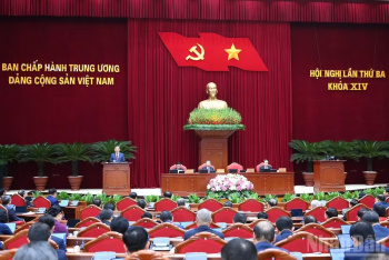 Ngày làm việc thứ hai Hội nghị lần thứ ba Ban Chấp hành...