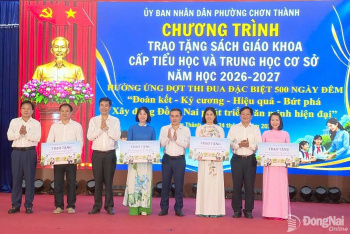 Phường Chơn Thành tặng sách giáo khoa cho học sinh năm học 2026-2027