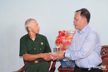 Phó Bí thư Thành ủy Võ Tấn Đức thăm, tặng quà Mẹ Việt Nam anh hùng và Anh hùng Lực lượng vũ trang nhân dân