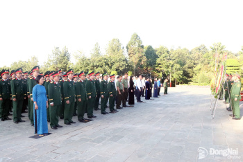 Lãnh đạo thành phố Đồng Nai viếng Nghĩa trang Liệt sĩ