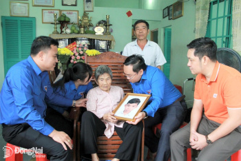 Thành đoàn Đồng Nai thăm, tặng quà và trao ảnh phục dựng của liệt sĩ