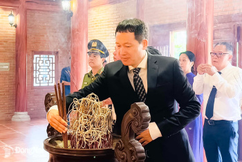 Ban Thường vụ Thành ủy Đồng Nai dâng hương tại Nhà thờ Bác Hồ