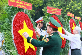 Đại tướng Nguyễn Trọng Nghĩa dâng hương tưởng niệm liệt sĩ tại Di tích lịch sử quốc gia Chốt chặn Tàu Ô
