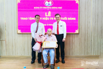 Trao tặng Huy hiệu 75 năm tuổi Đảng cho đảng viên Phạm Đức Huân