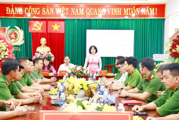 Lãnh đạo phường Xuân Lộc chúc mừng ngày truyền thống Công an nhân dân