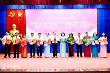 Các địa phương tổ chức công bố quyết định sắp xếp cơ sở giáo...