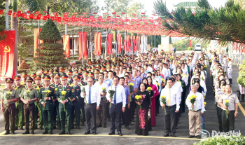 Dâng hương viếng các anh hùng liệt sĩ nhân kỷ niệm 81 năm Cách mạng tháng Tám thành công và Quốc khánh
