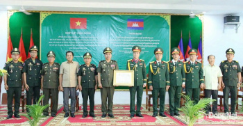 Đại tá Võ Thành Danh đón nhận Huân chương Hữu nghị hạng Thibdin của Vương quốc Campuchia