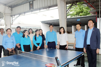 Đoàn đại biểu Trung ương Liên hiệp Công đoàn Lào trao đổi...