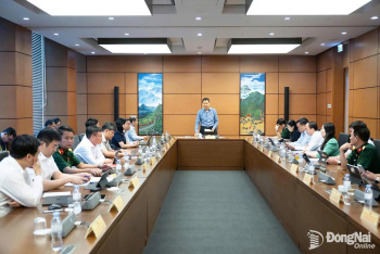 Trưởng đoàn Đại biểu Quốc hội thành phố Đồng Nai Vũ Hồng Văn điều hành Phiên thảo luận tổ 6