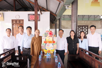 Phó Chủ tịch Thường trực Ủy ban MTTQ Việt Nam thành phố Hà Anh Dũng thăm, chúc mừng chức sắc Phật giáo nhân lễ Vu Lan