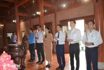 Đoàn cán bộ lãnh đạo trẻ 3 Đảng: Việt Nam - Lào - Campuchia dâng hương Nhà thờ Bác Hồ