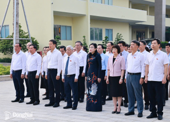 Phó Chủ tịch Thường trực Quốc hội Đỗ Văn Chiến dâng hương tại Nhà thờ Bác Hồ trong khuôn viên Thành ủy Đồng Nai