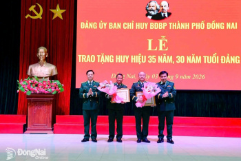 Đảng ủy Bộ đội Biên phòng thành phố Đồng Nai trao Huy hiệu Đảng cho các đảng viên