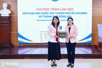 Phó Bí thư Thường trực Thành ủy Đồng Nai Tôn Ngọc Hạnh làm...