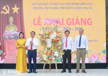 Phó Bí thư Thành ủy, Trưởng ban Tổ chức Thành ủy Thái Bảo dự lễ khai giảng năm học mới tại Trường THPT Nhơn Trạch