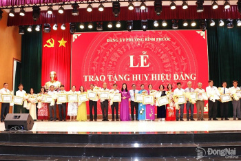 Đảng ủy phường Bình Phước trao Huy hiệu Đảng cho 210 đảng...