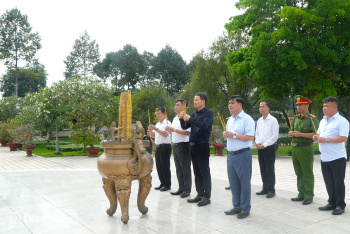 Đồng chí Bí thư Thành ủy Vũ Hồng Văn dâng hương Đền thờ Liệt...