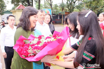 Phó Bí thư Thành ủy, Chủ tịch Ủy ban MTTQ Việt Nam thành phố Đồng Nai Huỳnh Thị Hằng dự khai giảng năm học mới tại Trường THCS-THPT Đắk Mai