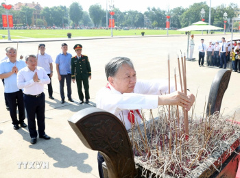 Tổng Bí thư, Chủ tịch nước Tô Lâm dâng hương tưởng nhớ Chủ...