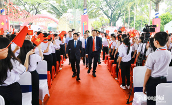 Phó Thủ tướng Chính phủ Nguyễn Văn Thắng và Bí thư Thành ủy Đồng Nai Vũ Hồng Văn dự lễ khai giảng với thầy và trò Trường THCS Hùng Vương