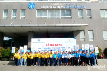 ‘Đi từng ngõ, gõ từng nhà, rà từng người’ để mở rộng người tham gia bảo hiểm xã hội, bảo hiểm y tế