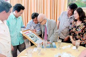 GS. Vũ Khiêu thăm Văn miếu Trấn Biên