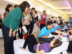 Lễ hội Xuân hồng năm 2017: Tiếp tục phát triển phong trào hiến máu nhân đạo