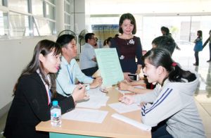 ​Hơn 1.200 người tìm việc tại Sàn giao dịch việc làm lần thứ 122