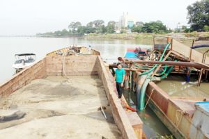 Phải mạnh tay với “cát tặc”