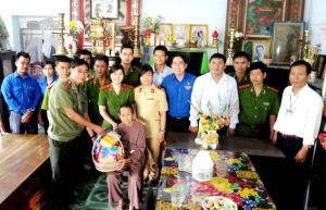 ​Đoàn viên thanh niên đến thăm các bà mẹ Việt Nam anh hùng hàng tháng