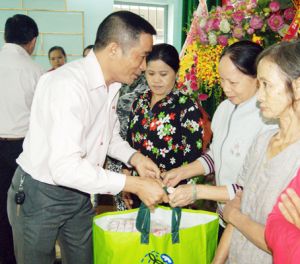 Gần 1.700 phần quà tết đến với người nghèo