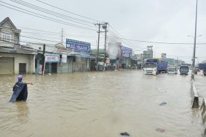 Mưa lớn, giao thông vòng xoay Cổng 11 bị tê liệt