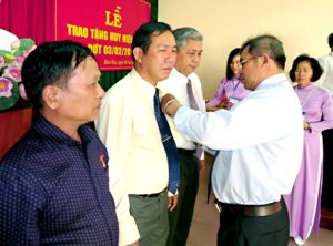 407 đảng viên được tặng huy hiệu Đảng dịp 3-2