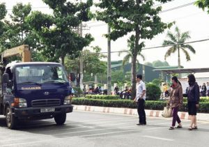 Đi bộ không đúng phần đường có thể bị tù