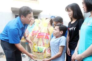 Bí thư thứ nhất Trung ương Đoàn thăm và tặng quà tết thanh niên công nhân khó khăn