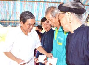 Trao tặng 100 phần quà tết cho đồng bào Tày