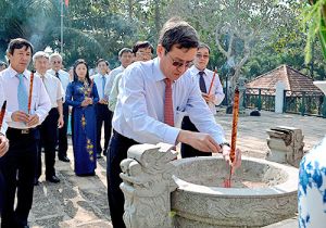 Lãnh đạo tỉnh viếng và dâng hương các di tích, đền thờ, nghĩa trang liệt sĩ