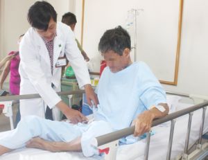 Phẫu thuật, bóc viên sỏi “khủng” nằm trong thận bệnh nhân