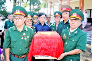 Bàn giao hài cốt liệt sĩ cho gia đình