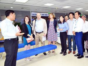 Đoàn cán bộ Học viện Chính trị Quốc gia Hồ Chí Minh và Đại sứ quán Anh thăm, làm việc tại Trung tâm Hành chính công tỉnh