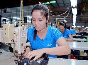 Cổ vũ công nhân lao động thi đua sản xuất