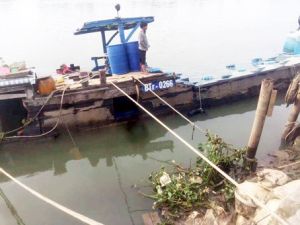 Trục vớt xong 26 tấn acid bị chìm dưới sông