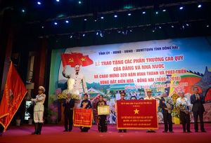 Trao tặng các phần thưởng cao quý của Đảng và Nhà nước cho các tập thể, cá nhân