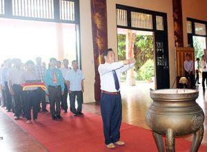 Dâng hương, báo công và giới thiệu ấn phẩm mới về Biên Hòa - Đồng Nai