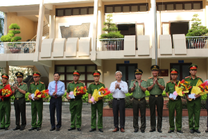 Bộ Công an và UBND tỉnh trao thưởng đột xuất cho các tập thể có thành tích phá án tại Trạm thu phí cao tốc dịp Tết nguyên đán