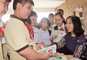 Tặng sách thiếu nhi và giao lưu cùng tác giả