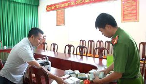 Trao trả hơn 1,7 tỷ đồng bị cướp cho trạm thu phí đường cao tốc