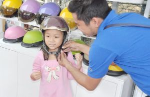 Từ 10-4, phạt phụ huynh không đội mũ bảo hiểm cho con