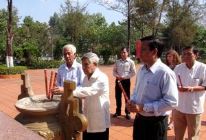Nguyên Tổng Bí thư Lê Khả Phiêu viếng Nghĩa trang liệt sĩ Nhơn Trạch, Long Thành